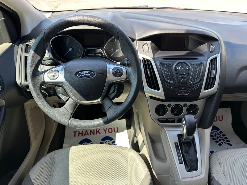 Ford Focus Hatchback Vehicle Full-screen Gallery Image 17