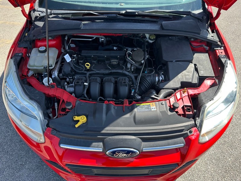 Ford Focus Hatchback Vehicle Full-screen Gallery Image 19