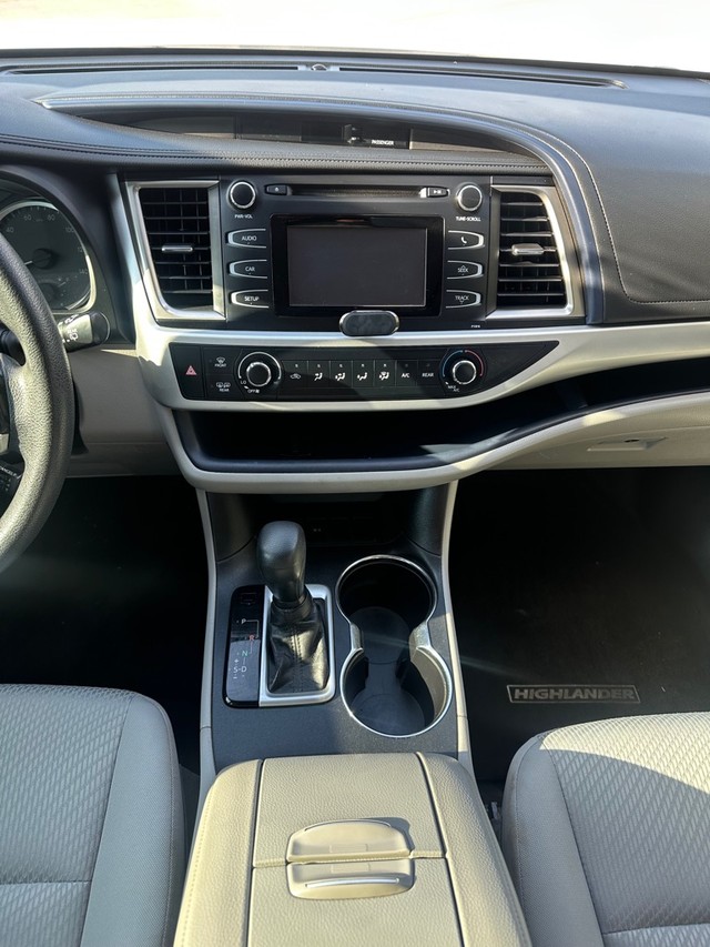 Toyota Highlander Vehicle Full-screen Gallery Image 16