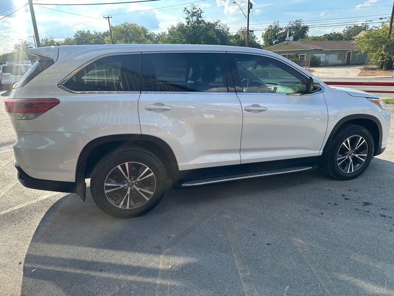 Toyota Highlander Vehicle Full-screen Gallery Image 03