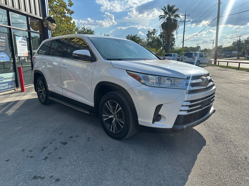 Toyota Highlander Vehicle Full-screen Gallery Image 04