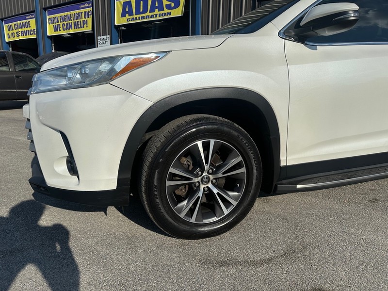 Toyota Highlander Vehicle Full-screen Gallery Image 06