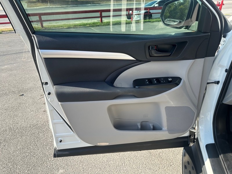 Toyota Highlander Vehicle Full-screen Gallery Image 08