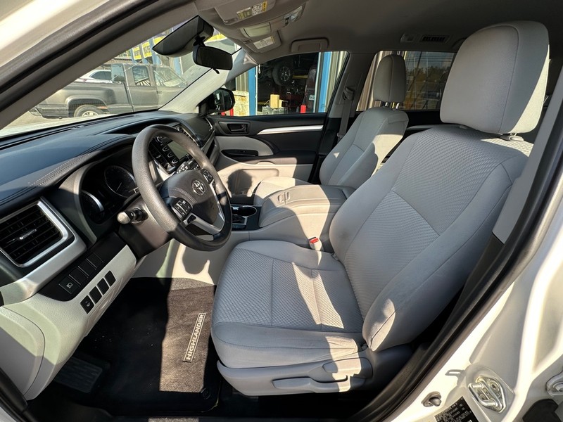 Toyota Highlander Vehicle Full-screen Gallery Image 09