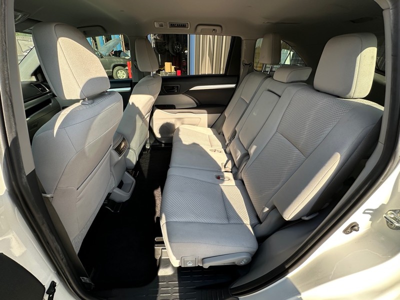 Toyota Highlander Vehicle Full-screen Gallery Image 10