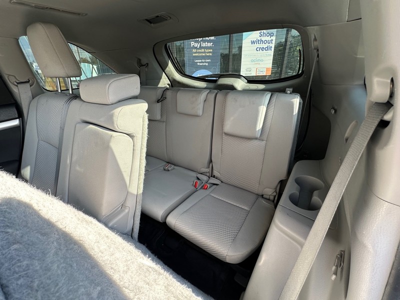 Toyota Highlander Vehicle Full-screen Gallery Image 11