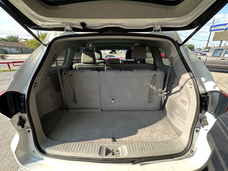 Toyota Highlander Vehicle Full-screen Gallery Image 12