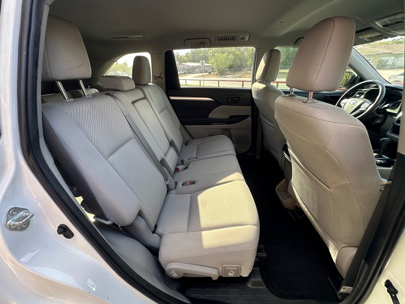 Toyota Highlander Vehicle Full-screen Gallery Image 13