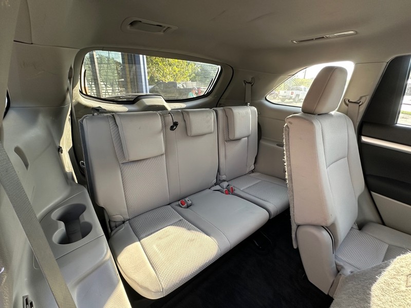 Toyota Highlander Vehicle Full-screen Gallery Image 14