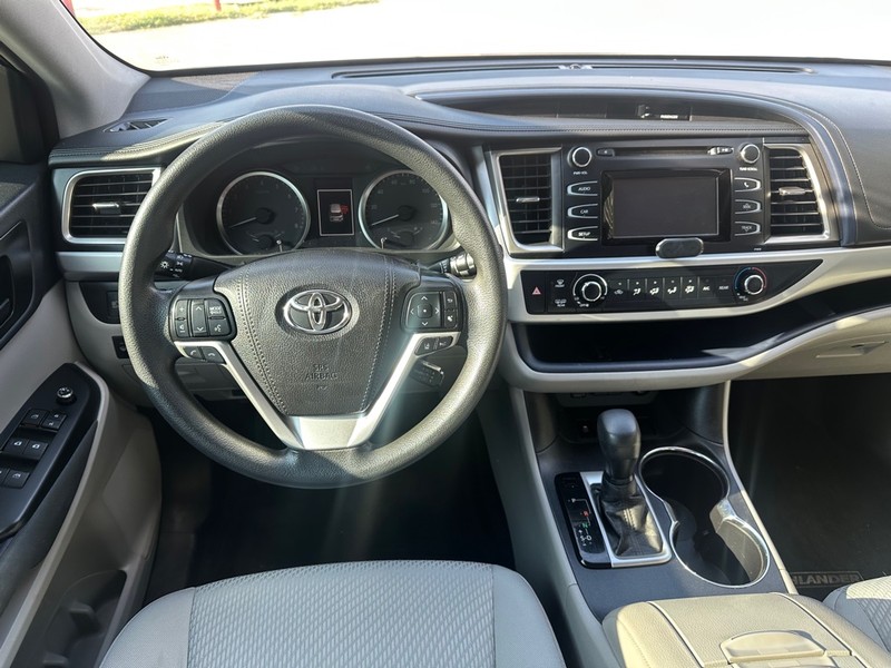 Toyota Highlander Vehicle Full-screen Gallery Image 15