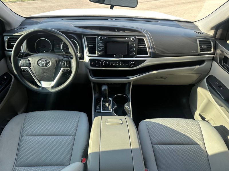 Toyota Highlander Vehicle Full-screen Gallery Image 17