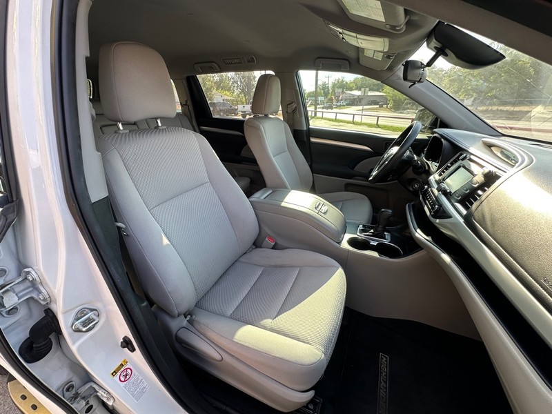 Toyota Highlander Vehicle Full-screen Gallery Image 18