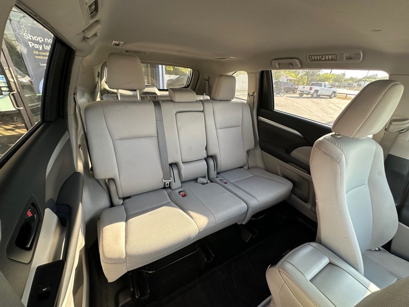 Toyota Highlander Vehicle Full-screen Gallery Image 19