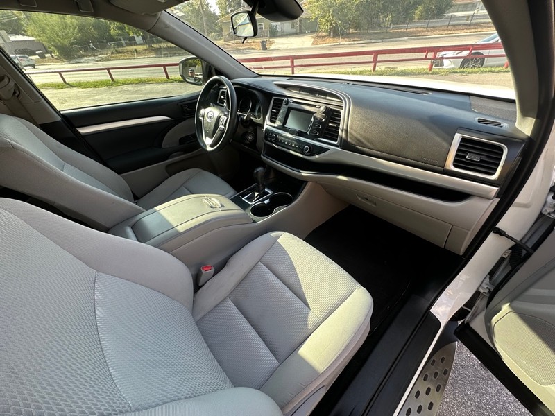 Toyota Highlander Vehicle Full-screen Gallery Image 20