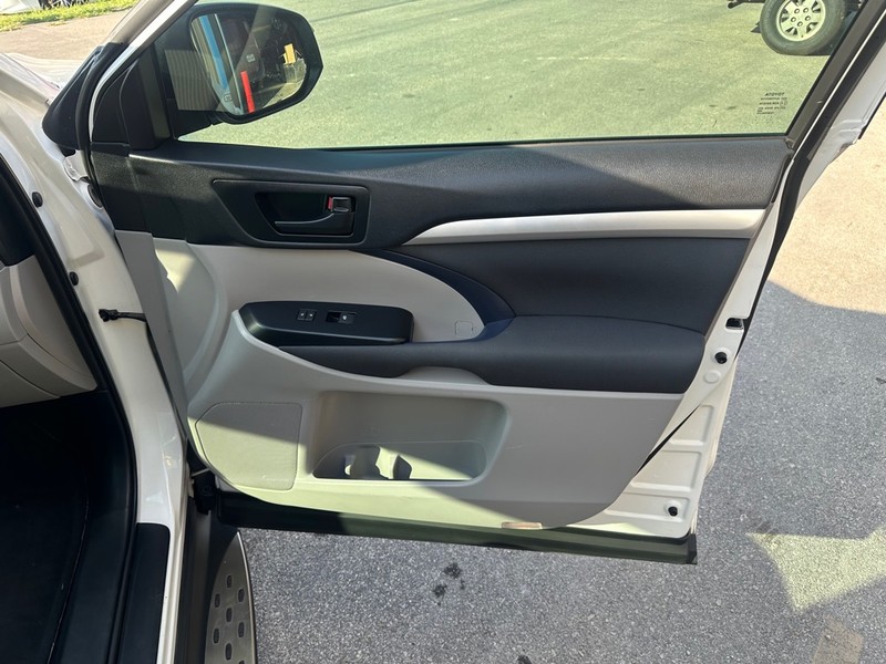 Toyota Highlander Vehicle Full-screen Gallery Image 21