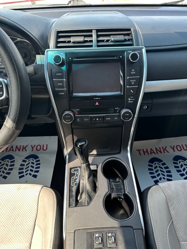 Toyota Camry Vehicle Full-screen Gallery Image 13