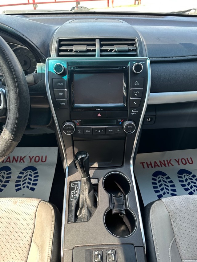 Toyota Camry Vehicle Full-screen Gallery Image 14