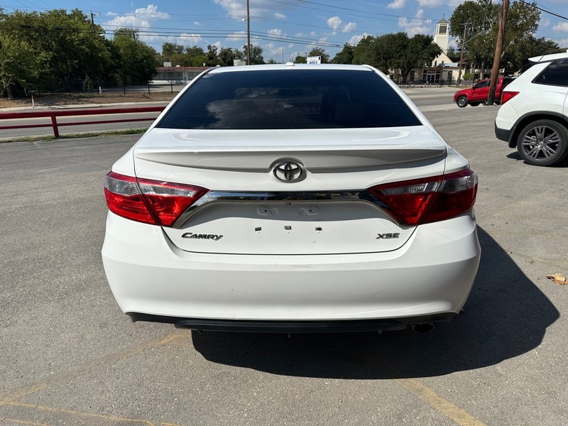 Toyota Camry Vehicle Full-screen Gallery Image 03