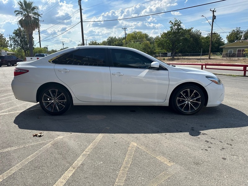 Toyota Camry Vehicle Full-screen Gallery Image 04