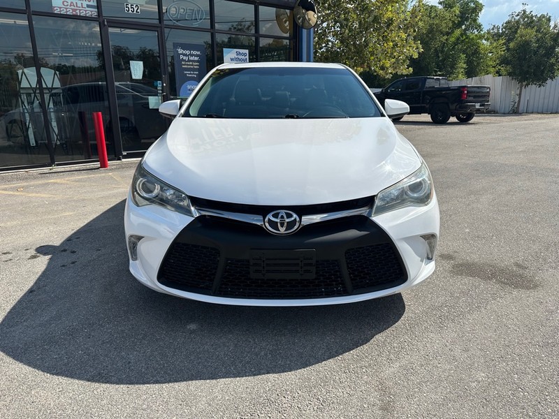 Toyota Camry Vehicle Full-screen Gallery Image 05