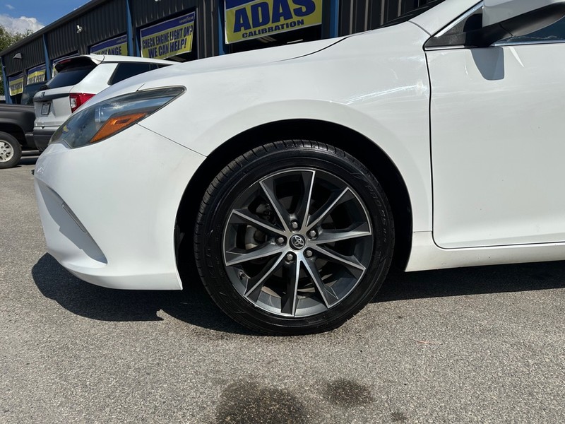 Toyota Camry Vehicle Full-screen Gallery Image 06