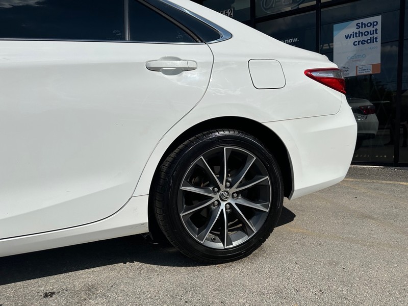 Toyota Camry Vehicle Full-screen Gallery Image 07