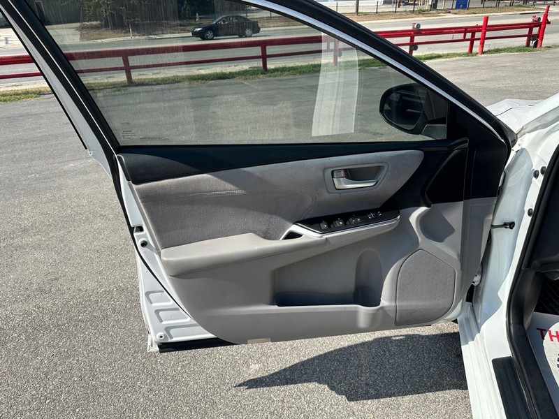 Toyota Camry Vehicle Full-screen Gallery Image 08