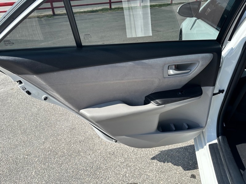 Toyota Camry Vehicle Full-screen Gallery Image 09