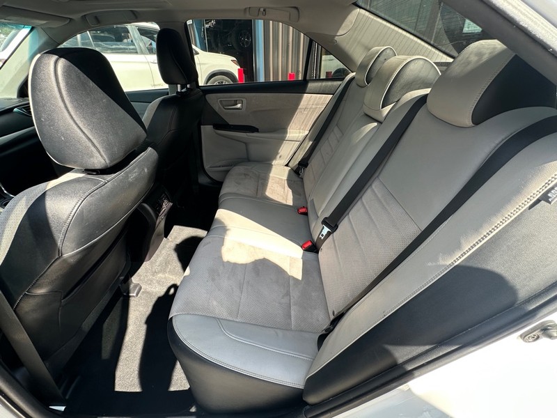 Toyota Camry Vehicle Full-screen Gallery Image 10