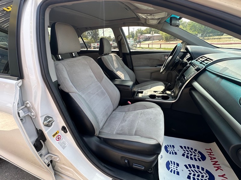 Toyota Camry Vehicle Full-screen Gallery Image 11