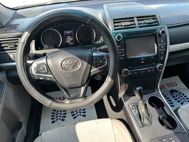 Toyota Camry Vehicle Full-screen Gallery Image 12