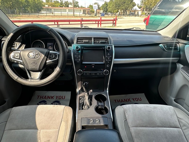 Toyota Camry Vehicle Full-screen Gallery Image 15