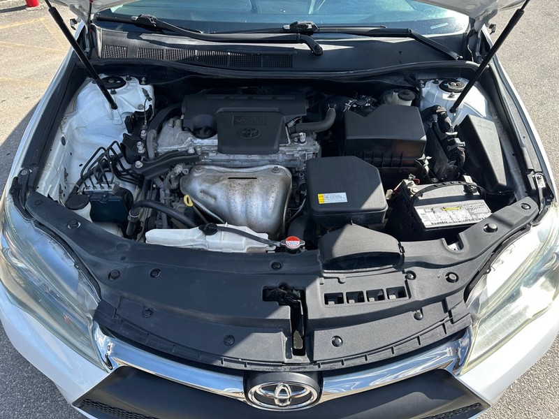 Toyota Camry Vehicle Full-screen Gallery Image 17