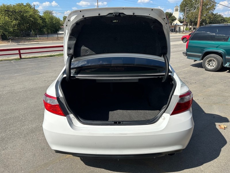 Toyota Camry Vehicle Full-screen Gallery Image 18