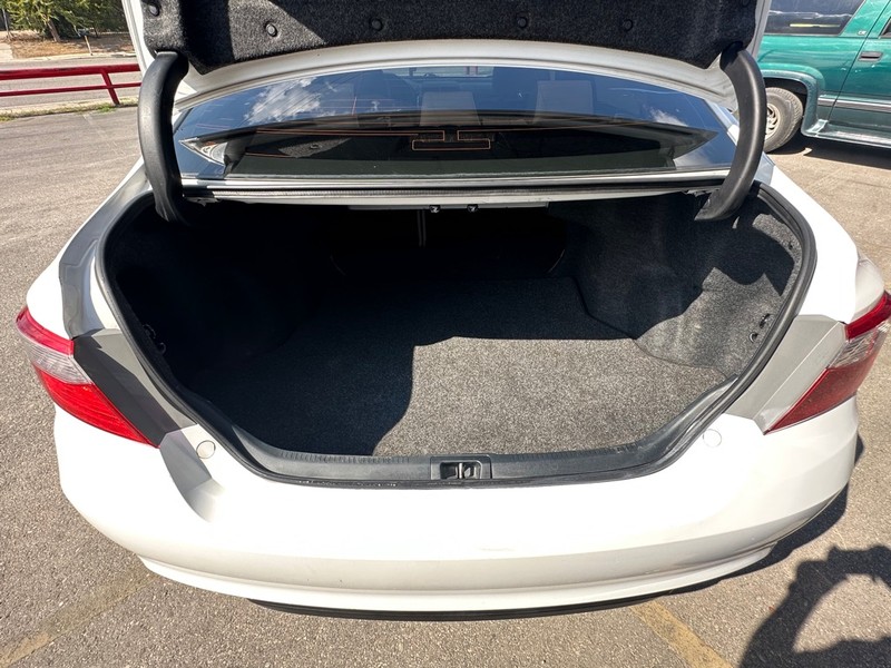 Toyota Camry Vehicle Full-screen Gallery Image 19