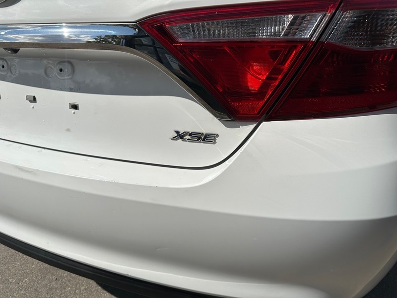 Toyota Camry Vehicle Full-screen Gallery Image 20