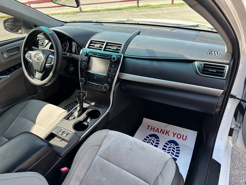 Toyota Camry Vehicle Full-screen Gallery Image 21