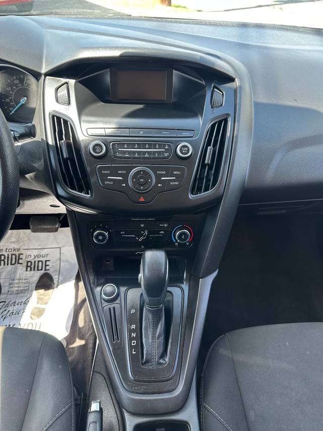 Ford Focus Sedan Vehicle Full-screen Gallery Image 09