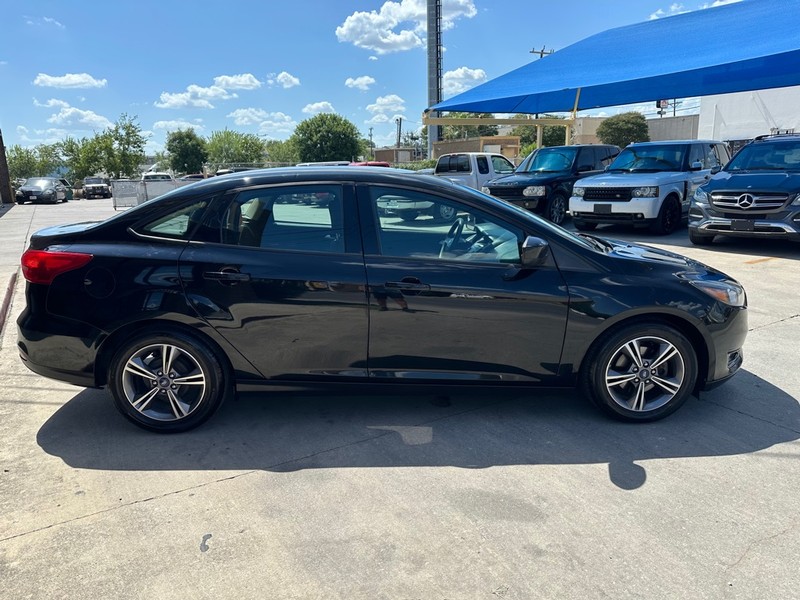 Ford Focus Sedan Vehicle Full-screen Gallery Image 04