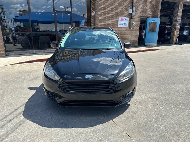 Ford Focus Sedan Vehicle Full-screen Gallery Image 05