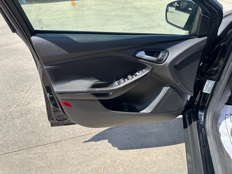 Ford Focus Sedan Vehicle Full-screen Gallery Image 06