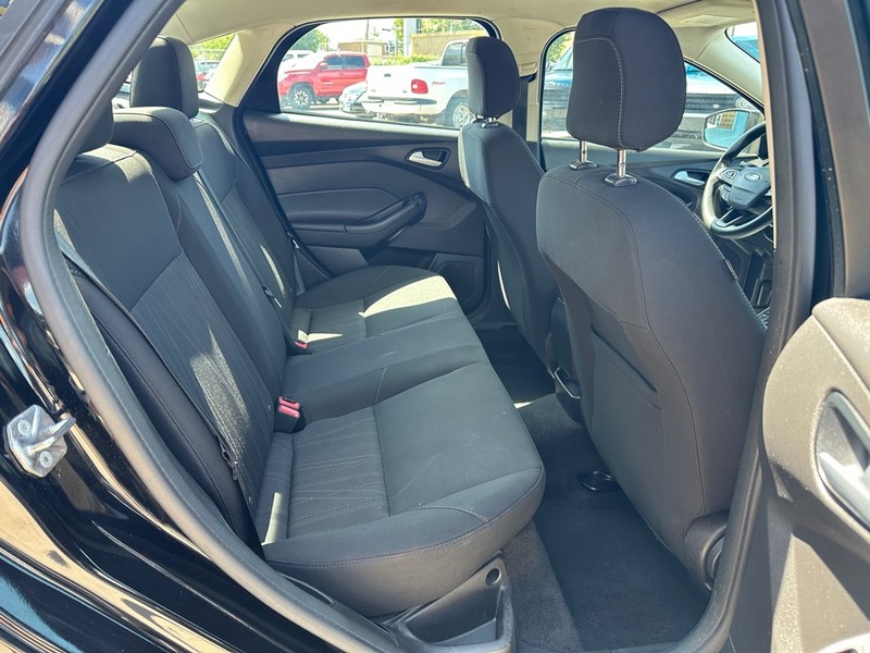 Ford Focus Sedan Vehicle Full-screen Gallery Image 07