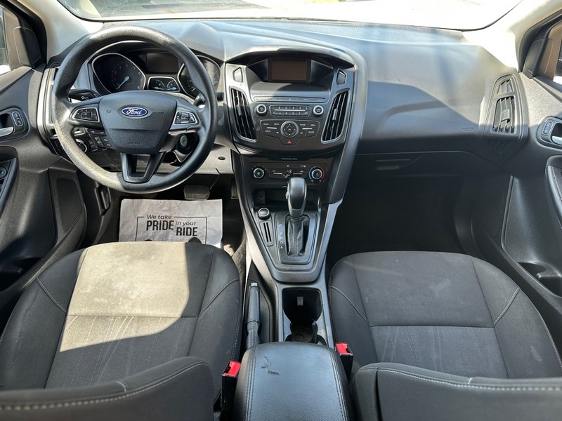 Ford Focus Sedan Vehicle Full-screen Gallery Image 10