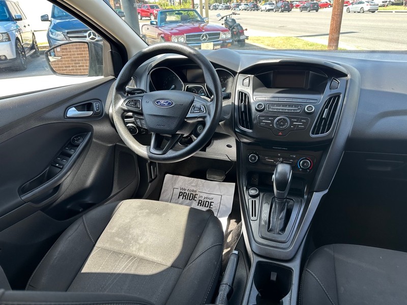 Ford Focus Sedan Vehicle Full-screen Gallery Image 11