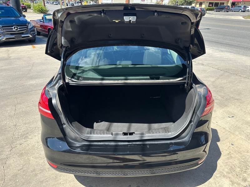 Ford Focus Sedan Vehicle Full-screen Gallery Image 12