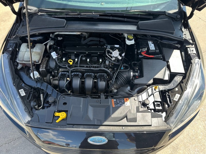 Ford Focus Sedan Vehicle Full-screen Gallery Image 13