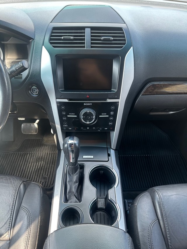 Ford Explorer Vehicle Full-screen Gallery Image 17