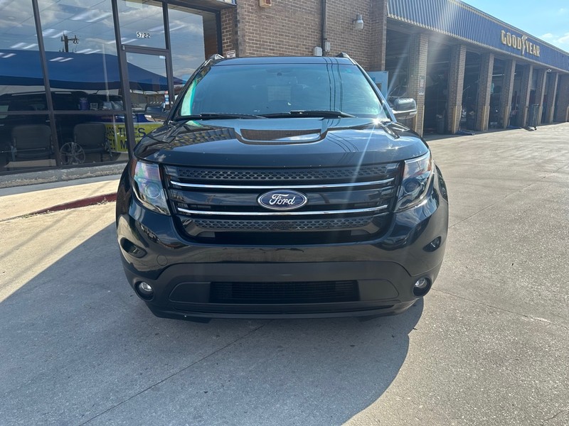 Ford Explorer Vehicle Full-screen Gallery Image 04