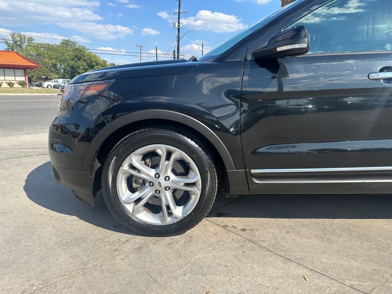 Ford Explorer Vehicle Full-screen Gallery Image 06
