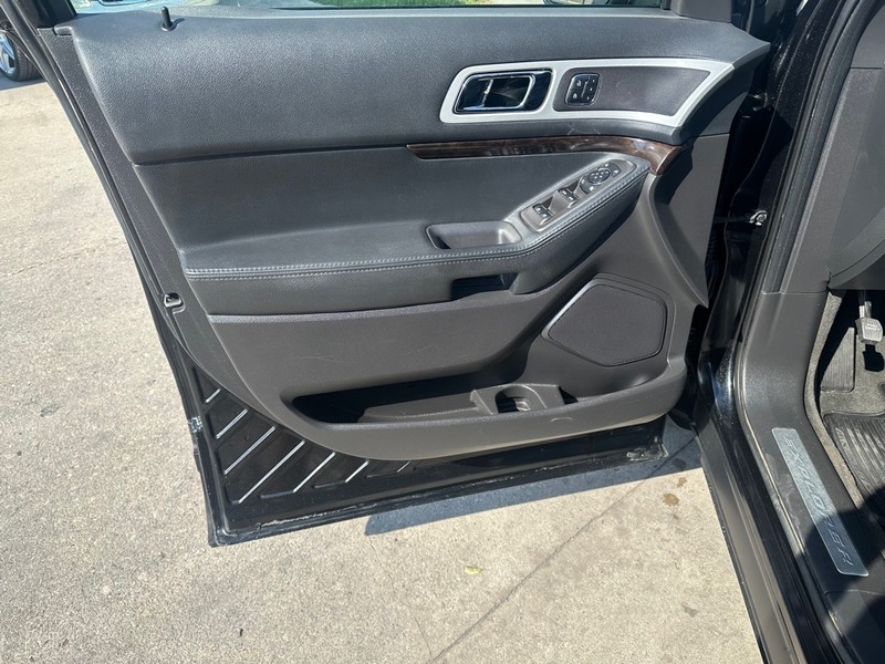 Ford Explorer Vehicle Full-screen Gallery Image 07